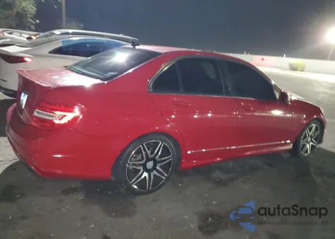 2013 Mercedes-Benz C 250 z USA, uszkodzony, nr VIN WDDGF4HB8DA841967